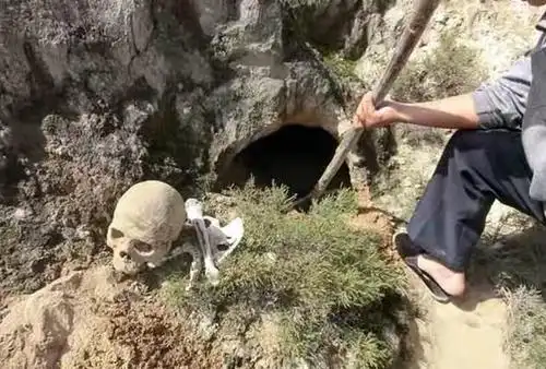 现代盗墓现场(摄于甘肃武威) 有意思的是,两次从墓中盗出的东西,杜