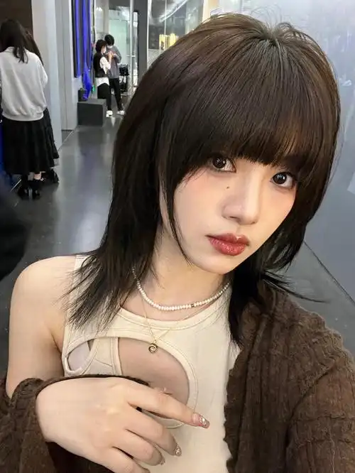 高层次锁骨发,适合方圆脸 高层次碎骨碎发 因为本方圆脸不适合一刀切