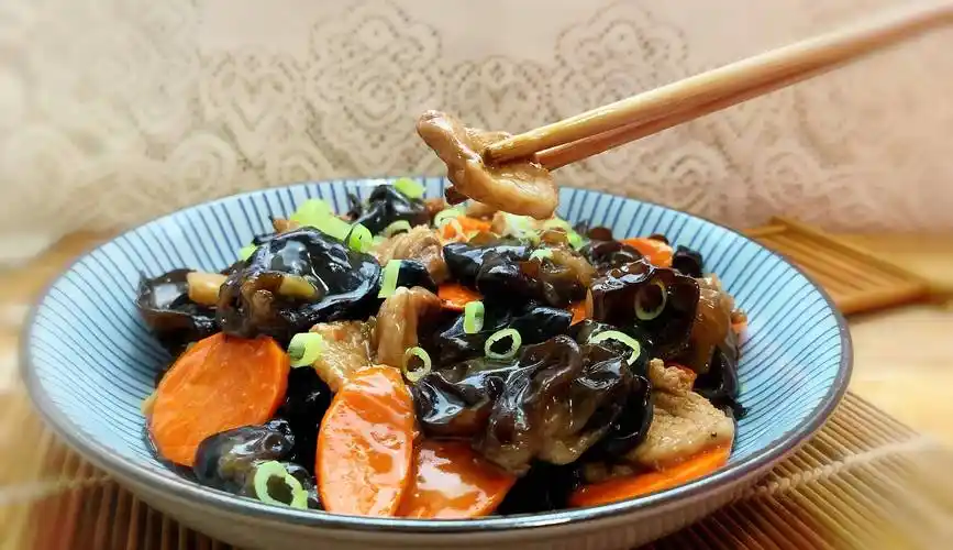 入秋后用木耳炒肉片,味道咸香,好吃下饭,方法很简单_食用_黑木耳_口感