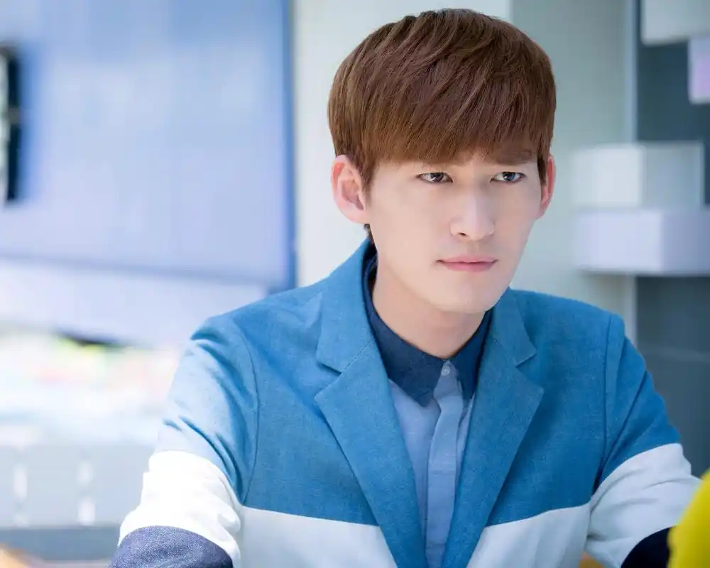 杉杉来吃张翰壁纸