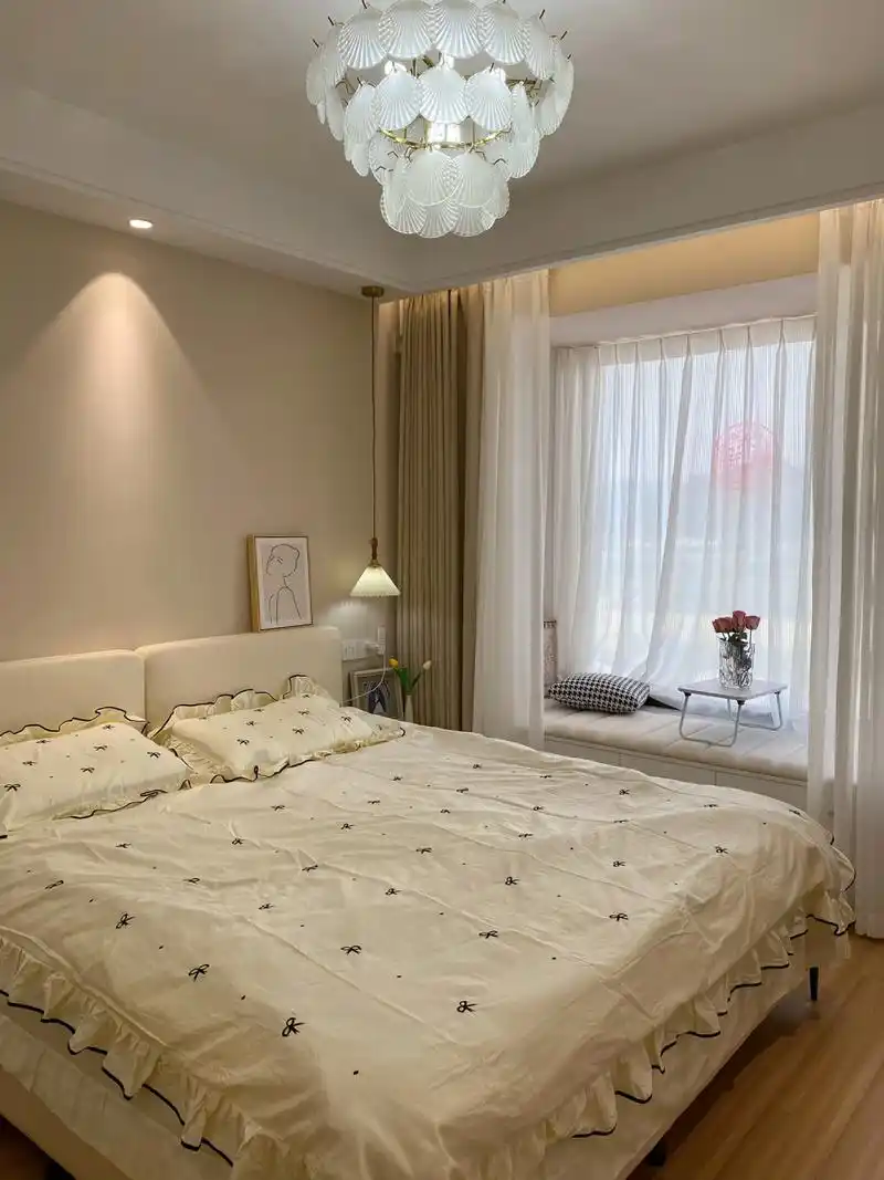 有没有和我一样喜欢奶呼呼的卧室 奶咖色的墙面配上奶咖色的窗帘,一