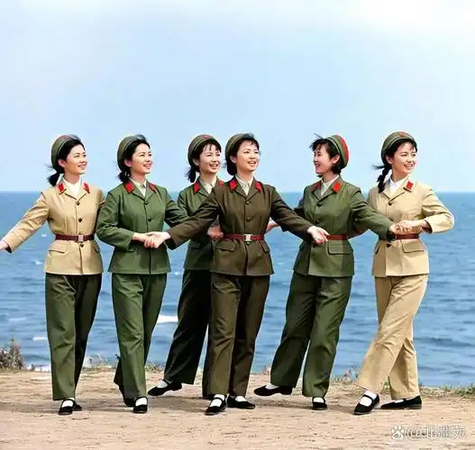 将青春活力与艺术之美尽情释放,构成一幅绝美的海滨文艺女兵漂亮文艺