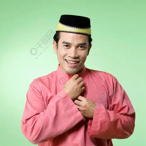 有传统服装调整衬衣的马来人