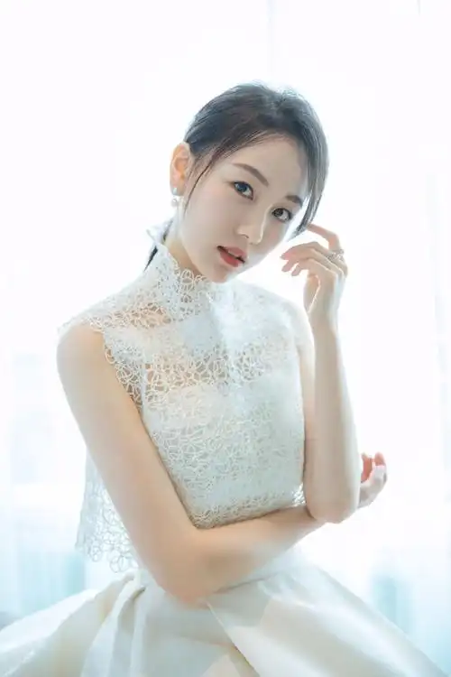 夏恩素雅长裙亮相上影节红毯参演铤而走险现飒爽英姿