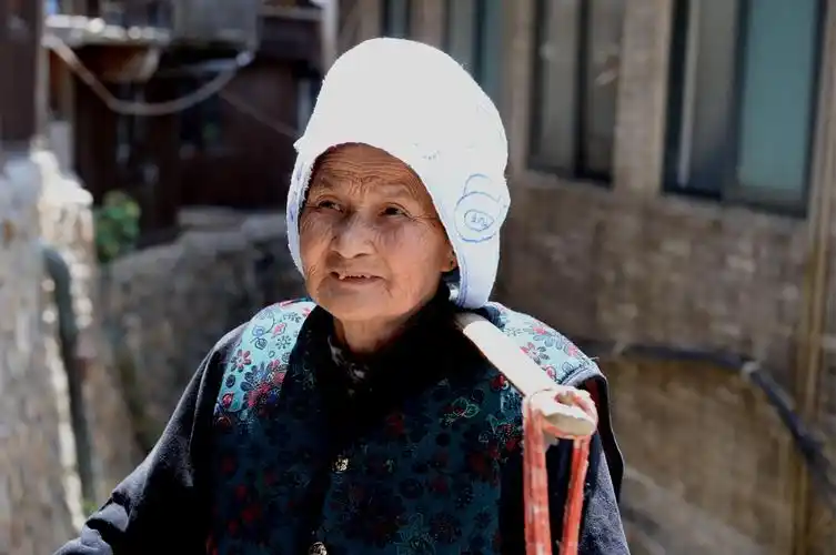 见到的大多数都是上了年纪的女人,沧桑岁月刀刻般映射在脸上的每一条