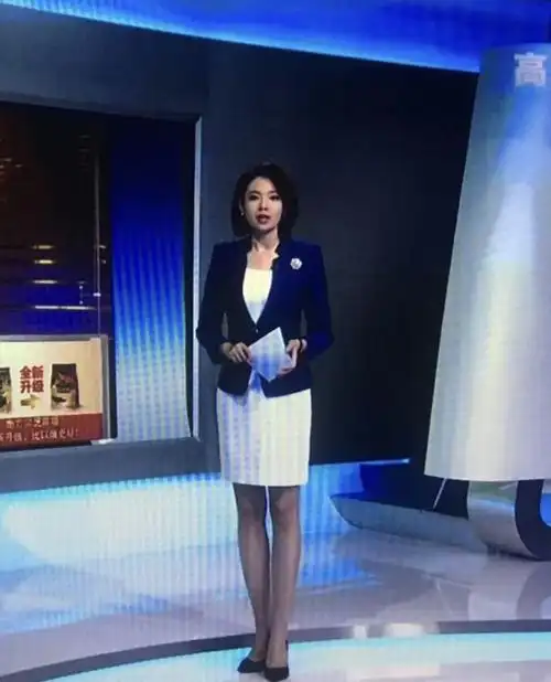 卫视大长腿!白色蕾丝袜又长又直,命给你