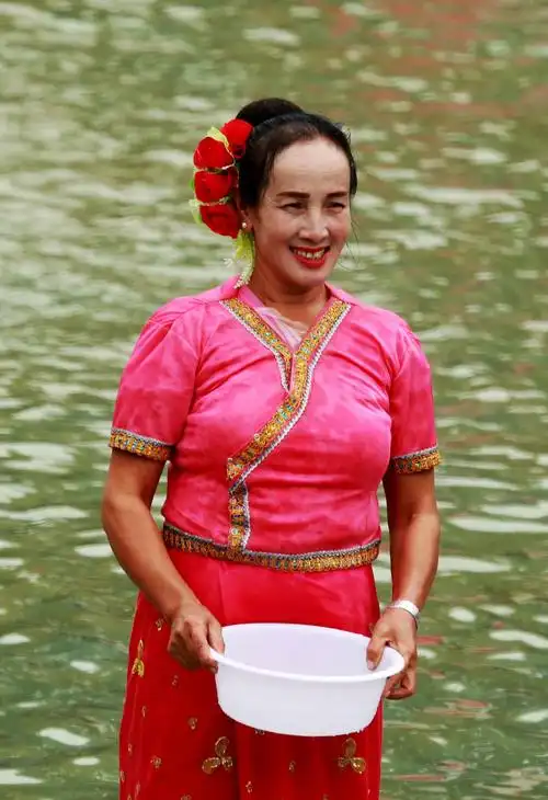 傣族泼水节上的女人.