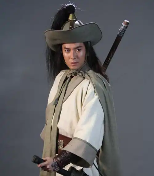 浪子燕青的扮演者严屹宽可是被网友们评选为天涯四美之一的演员了,他