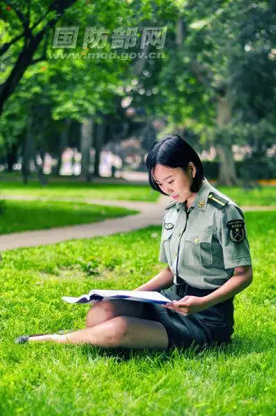 解放军军校女学员. 解放军军校女学员,回忆过去学习的时光.