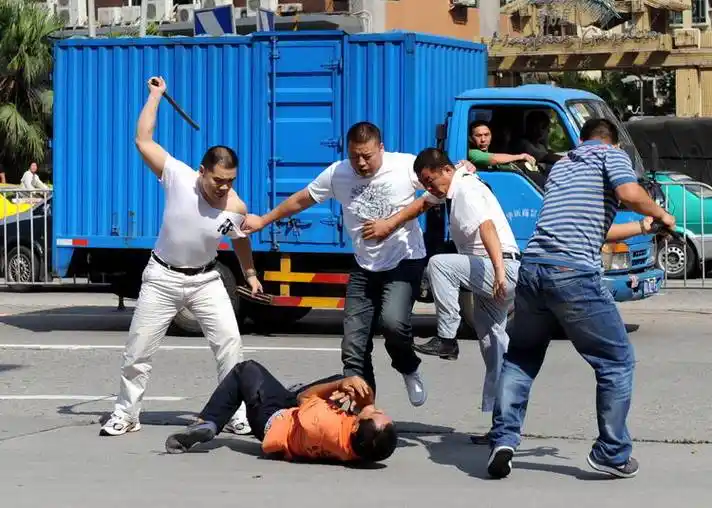 图文:四个壮汉因口角当街殴打年轻人_新闻中心_新浪网