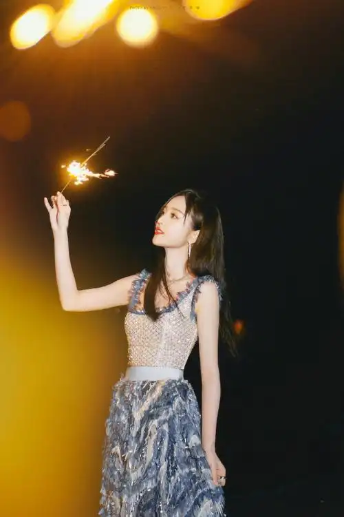 吴宣仪美人鱼红毯造型