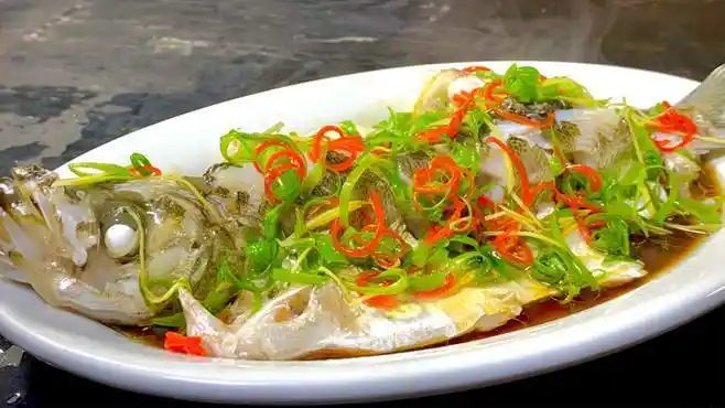 清蒸翘嘴鱼非常好吃的做法,操作简单,蒸好后鱼肉洁白无腥味-美食视频