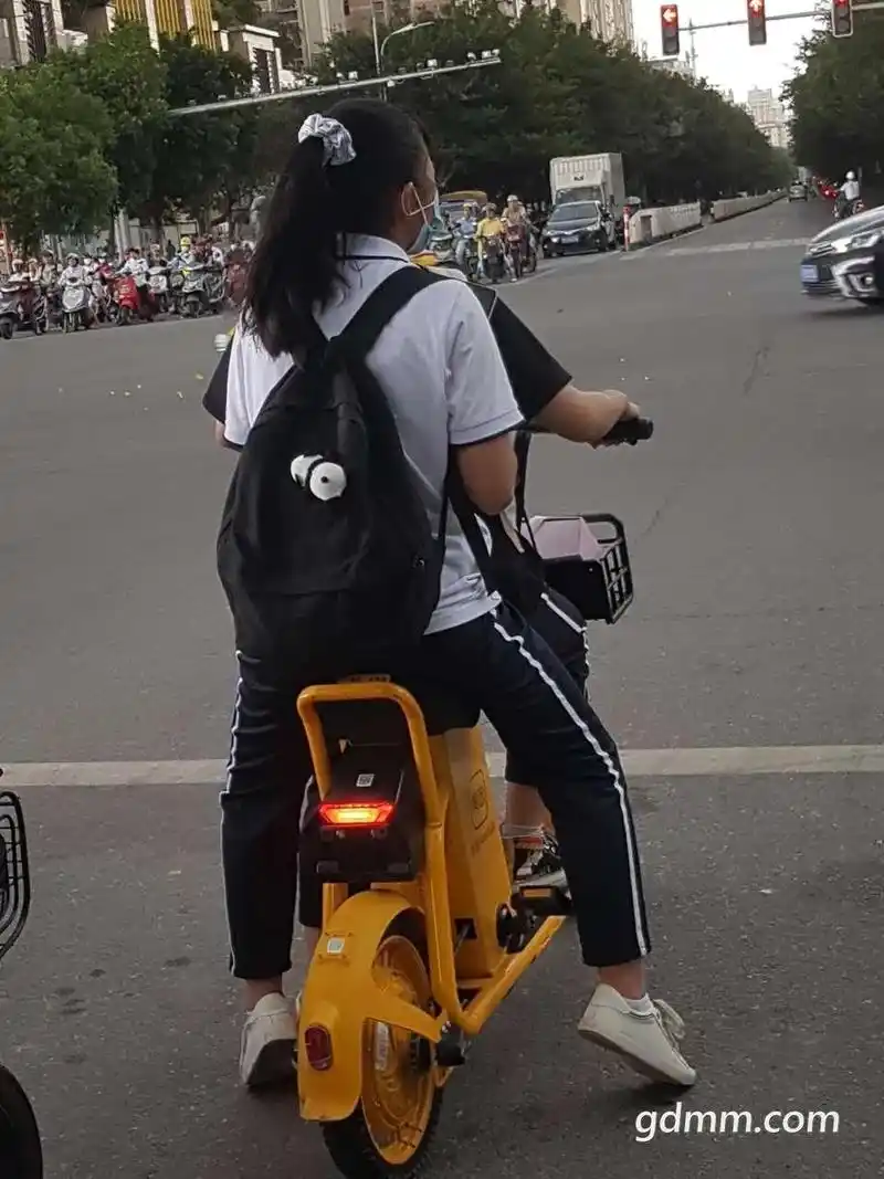 太危险了!茂名街头频发多人共骑小黄车!各个部门应该行动了!
