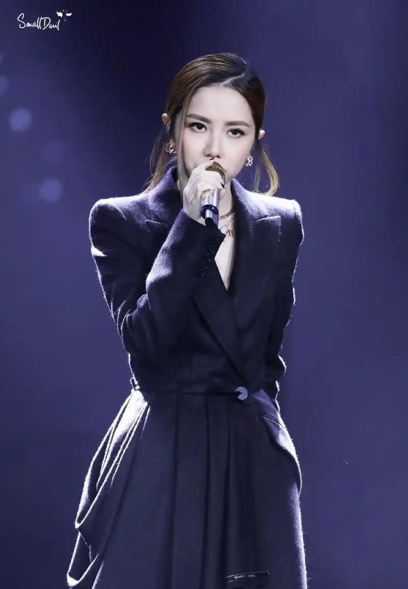 近日,邓紫棋身穿深v礼服亮相舞台又飒又美,造型霸气干练,现场惊艳开唱