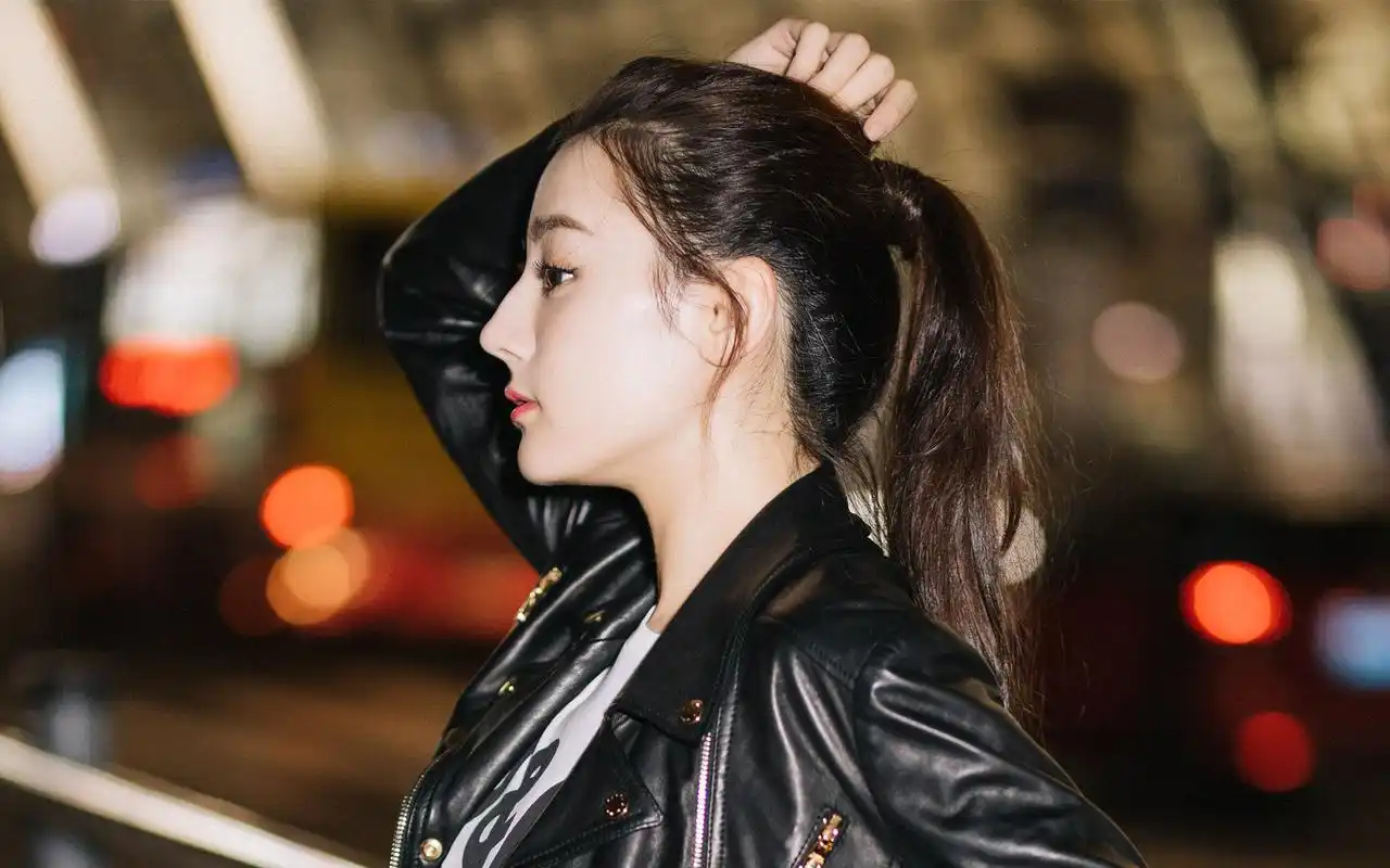 迪丽热巴酷感皮衣性感图片高清壁纸