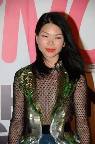 吕燕对身材有自信,裙装只靠"孔雀毛"做装饰,不愧是模特出身