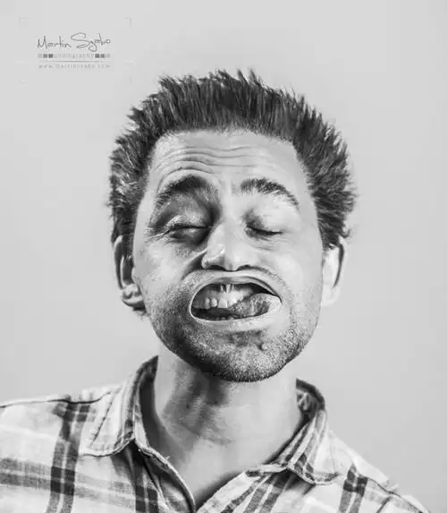 商业肖像摄影摄影师用强风吹歪人脸拍下搞笑照片