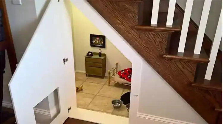 3,改造成小型办公区依照楼梯的走势,将这个不规则空间改造成小型办公