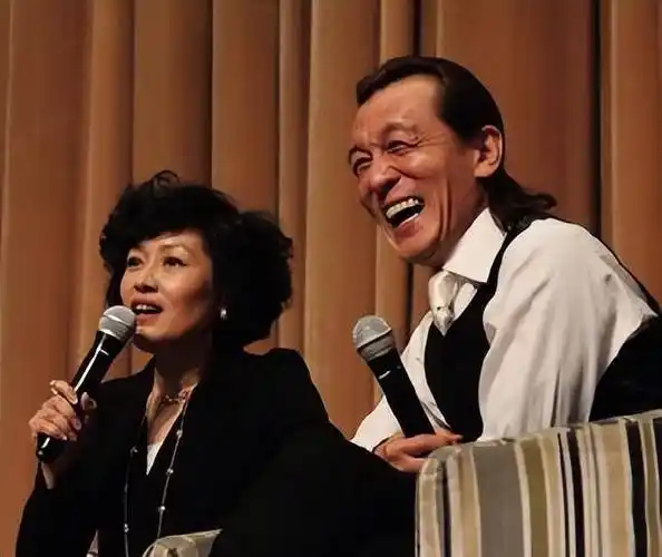 哈文:丈夫李咏离世4年后,依然赡养公公婆婆,她的坚持让人泪目_父母