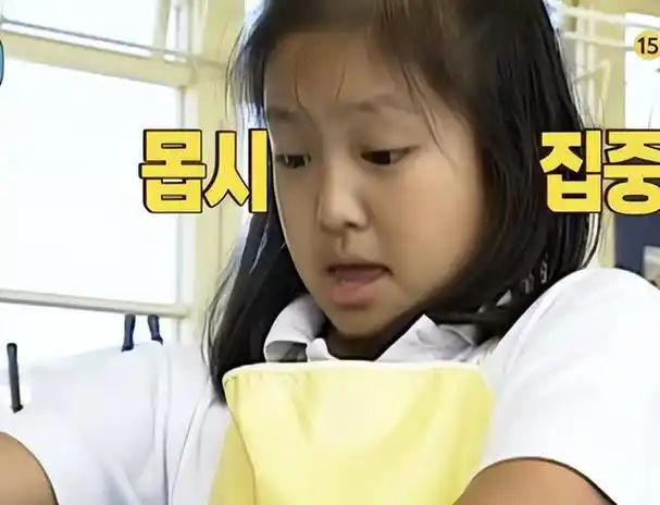 从小就是时尚肉包脸!jennie儿时照片曝光,丢脸到被jisoo疯狂嘲笑