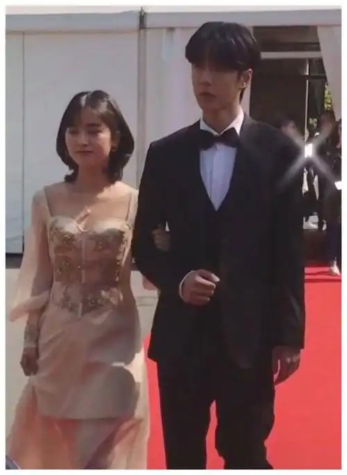 沈月王一博携手走红毯两人同框差距明显沈月的腿引人注目