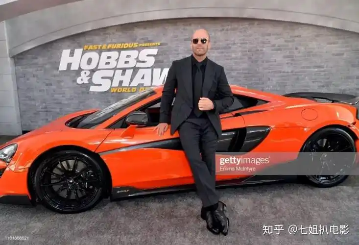 预告最后,巨石强森和杰森·斯坦森开车遛飞机的场景也可以说是非常