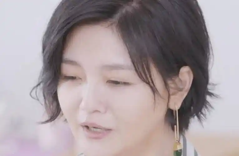 大s新节目遭网友吐槽:44岁中年发福眼中,脸部僵硬法令纹明显!