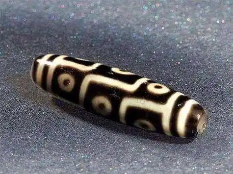 有人认为它是古生物的化石,如海螺化石打磨而成;还有人认为它是由含有