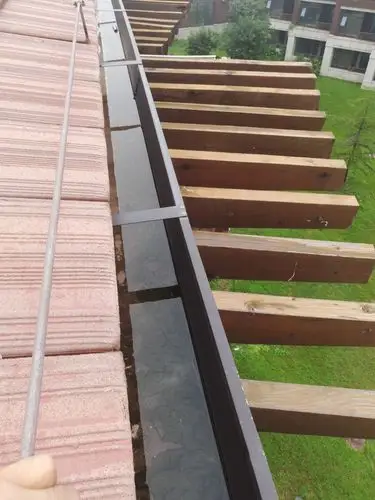 2号楼楼顶水槽积水,从楼顶看,水槽高低不平,雨大时流不急,造成雨水