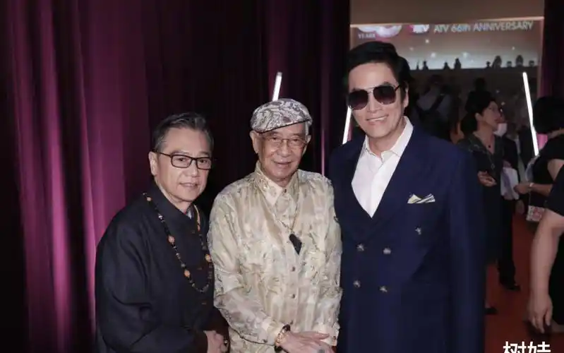 61岁陈庭威出席亚视台庆,穿西装戴墨镜有型有款,自曝未婚仍单身_香港