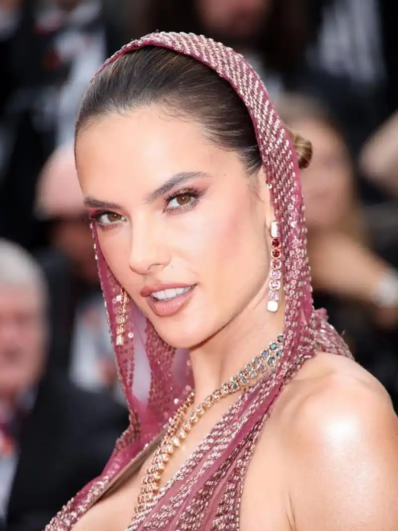 她在14岁时参加了南非的一次选美大赛,脱颖而出后开始了她的模特生涯.