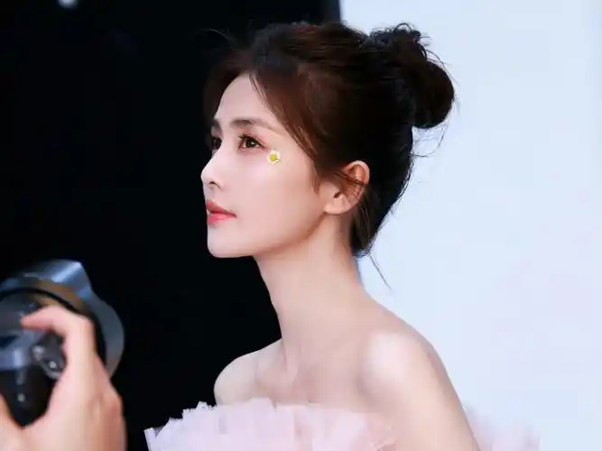 白鹿花絮图丸子头77粉色露肩裙灵动又甜蜜