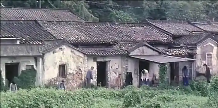 今天看看童年阴影《山村老尸》,看似漫不经心,实则意味深长