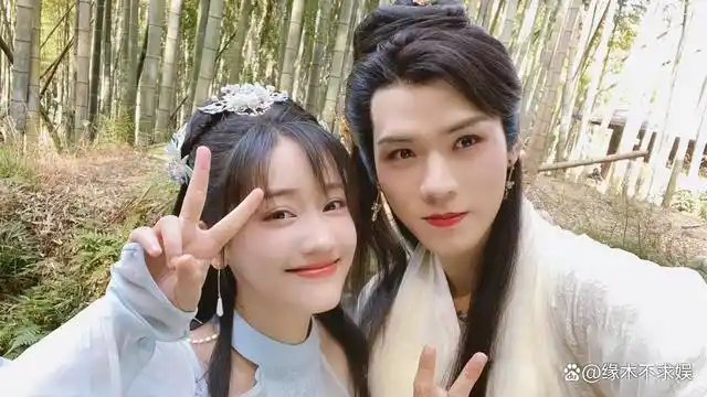 29岁龚俊陷纷争和女演员旧照被扒合影看出圈内人缘