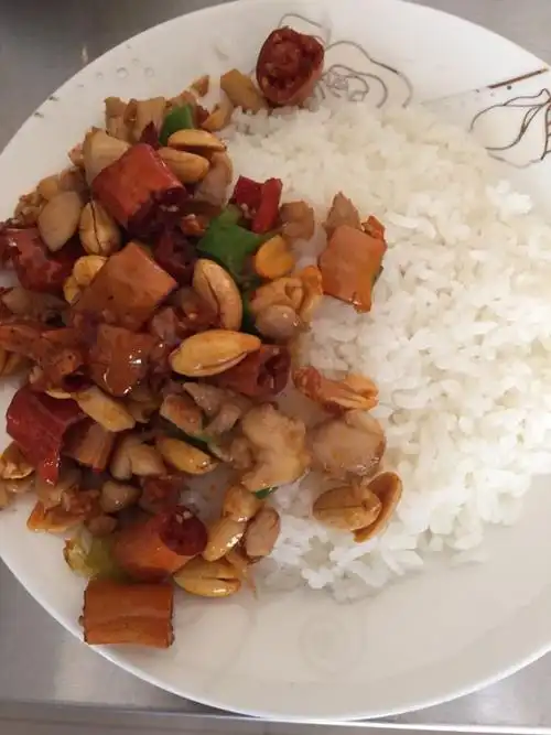 将鸡肉放在米饭上就好了,吃的时候搅拌一下非常