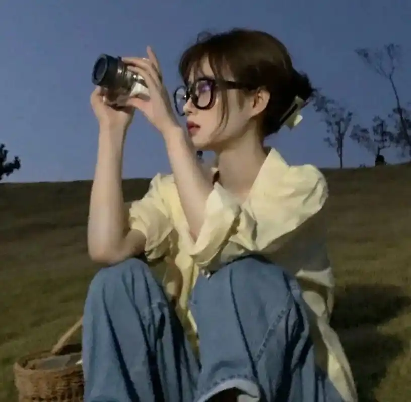 女生头像‖美女拿相机头像91 请保持微笑的眼睛,才能看见更美的风景