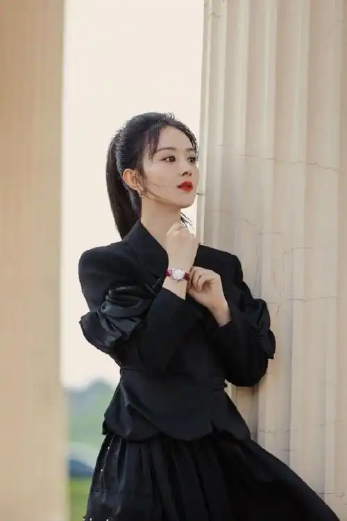 照片中,赵丽颖梳着高马尾,搭配v领黑西装,飒气十足.