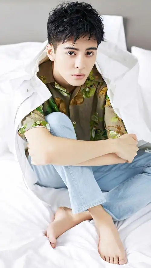 大眼睛帅哥曾舜晞阳光清爽写真手机壁纸