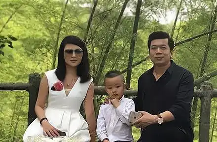 陈星和妻子,儿子合影陈星突然间变得行踪全无,甚至大众对他各种的猜疑