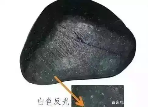 也称为翡翠的翠性 翡翠是多晶体交织结构的矿物 苍蝇翅一般会以长条状