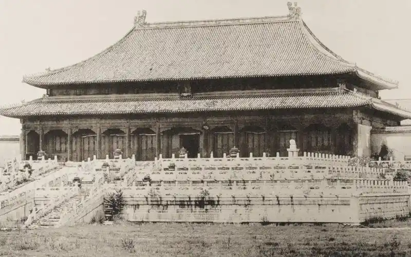 一组罕见的晚清真实老照片,看看荒草丛生的紫禁城之"太和殿".