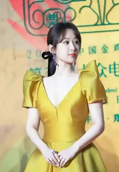 杨紫低马尾姜黄连衣裙亮相红毯,白皙肌肤夺人心魂,凸显女神气息_黄色