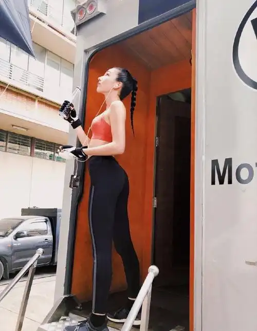 《唐探2》混血女警刘承羽晒美照,身材完美健康性感