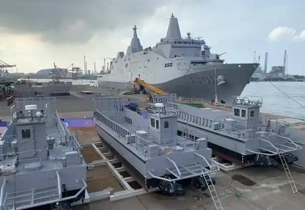 19日,台军最新万吨两栖船坞运输舰玉山号成军,多家台媒都在吹嘘这艘