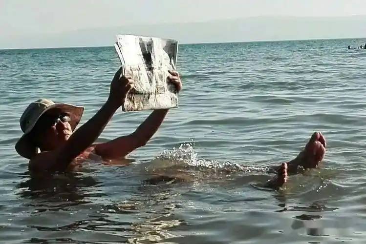 行走丨我在死海"躺平"_水面_尼波_世界