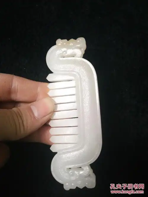 少见的战汉时期古玉老和田龙玉梳子
