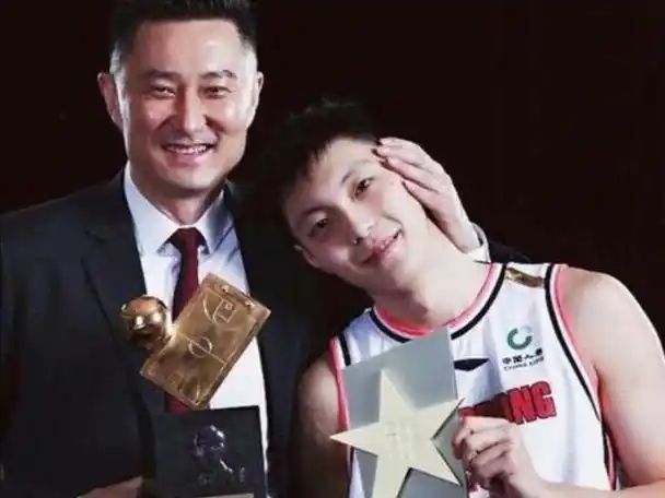 宏远老板老板娘和小胡聊天,吴迪笑颜如花|杜锋|广东队|陈海涛_网易