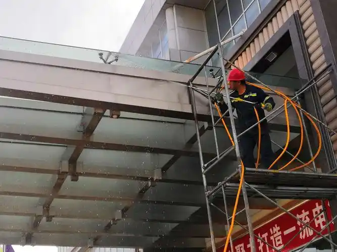 综合服务中心完成办公楼大门玻璃防火挑檐清洗