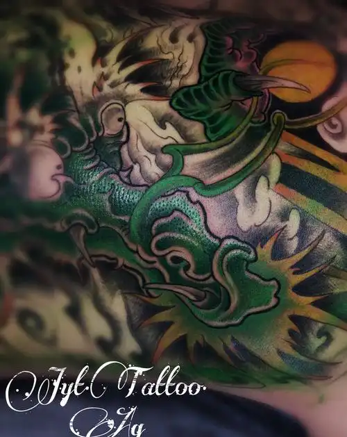 满背青龙纹身图片背部新传统纹身图案