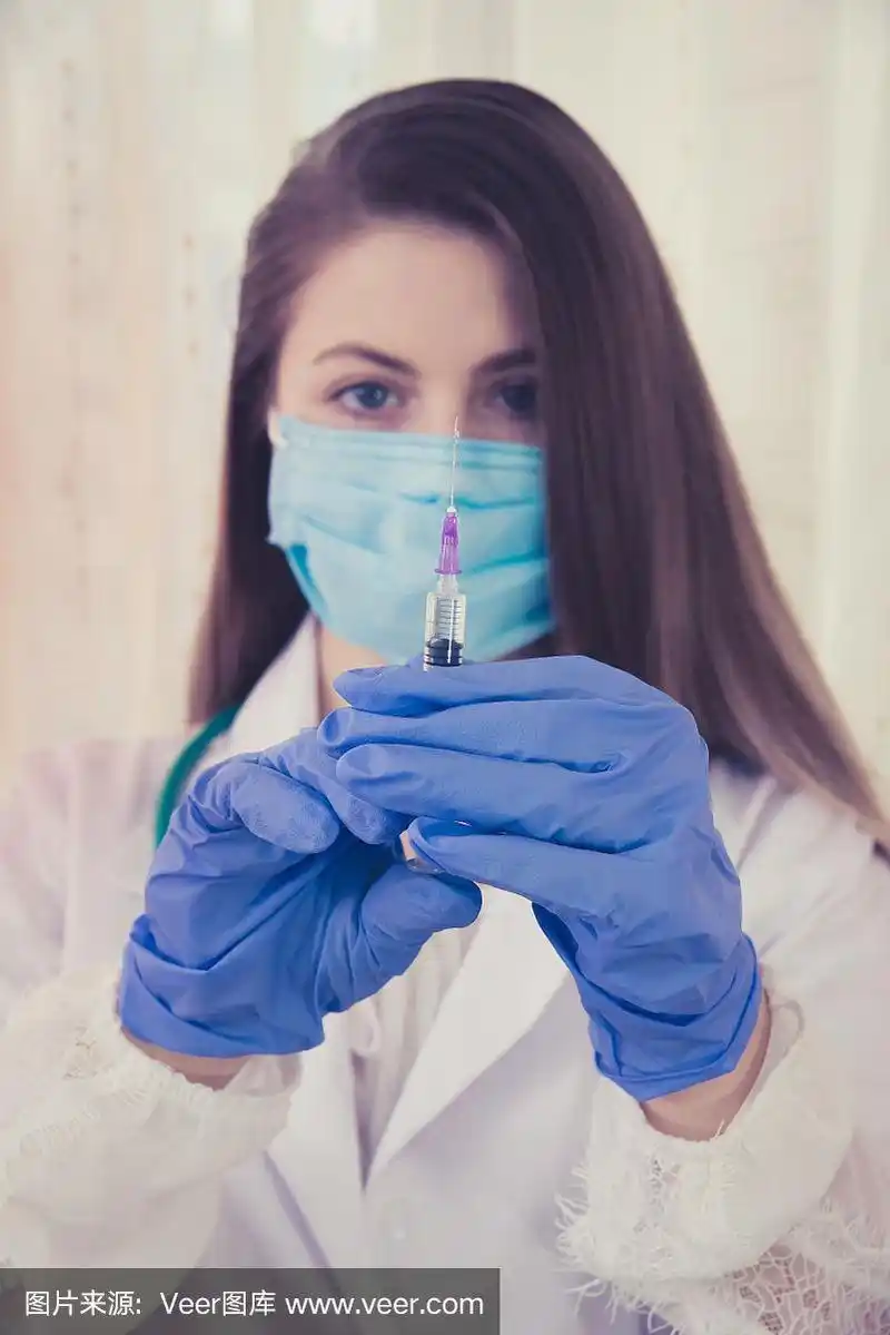 美丽的护士准备注射,注射器与药物